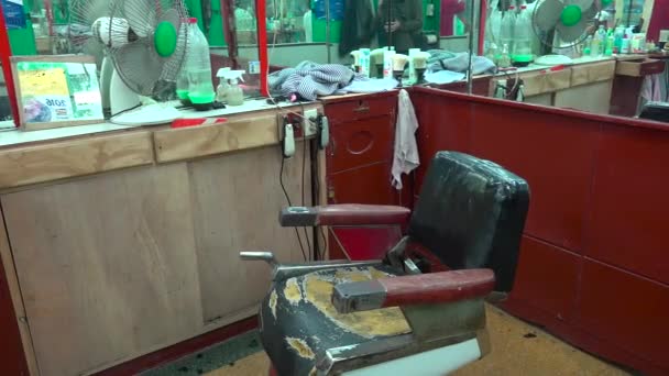Uma Cadeira Barbeiro Vazia Uma Barbearia Havana Cuba — Vídeo de Stock