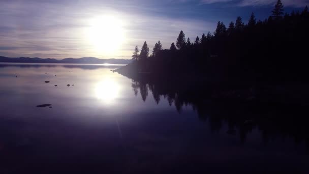 Tiro Aéreo Bonito Sobre Lago Tahoe Com Costa Silhueta — Vídeo de Stock