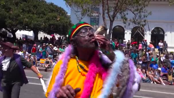 Een Man Rookt Een Grote Marihuana Tent Straten Van Santa — Stockvideo
