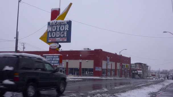 Motor Lodge Lungo Una Strada Innevata Durante Una Tempesta Neve — Video Stock