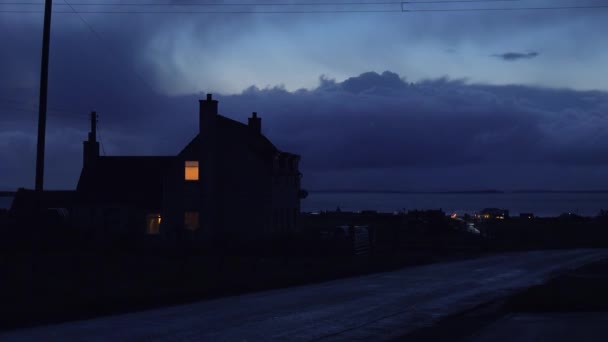 Uma Luz Brilha Quarto Andar Cima Uma Casa Solitária Campo — Vídeo de Stock