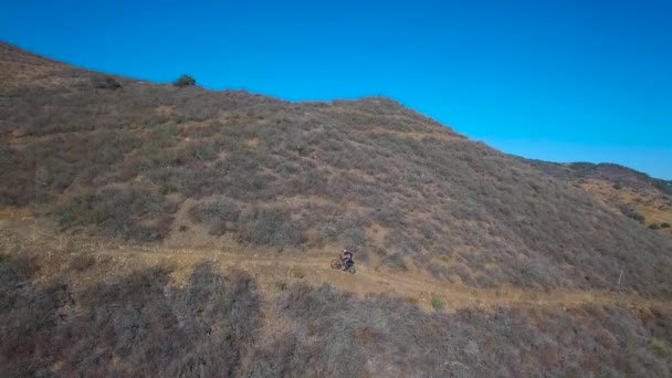 优秀的空中跟踪骑山地自行车的人爬上加州的山 — 图库视频影像