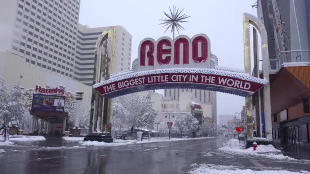 Arco Reno Saluda Los Visitantes Reno Nevada Durante Una Tormenta — Vídeos de Stock