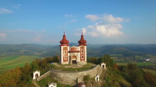 Belo Tiro Aéreo Castelo Místico Uma Colina Eslováquia Europa Oriental — Vídeo de Stock