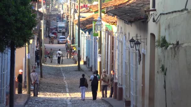 歩行者のいるキューバのトリニダードの建物や石畳の通りの美しいショット — ストック動画