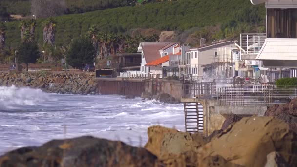 Величезні Хвилі Прибій Розбиваються Будинках Пляжів Південної Каліфорнії Під Час — стокове відео