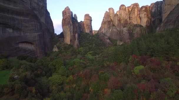 ギリシャ メテオラの岩の形成に美しい上昇空中 — ストック動画