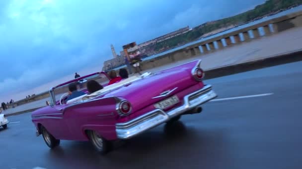 经典的旧车和马车开过古巴哈瓦那五彩斑斓的街道 — 图库视频影像