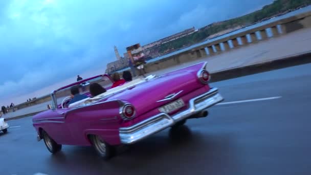 Los Coches Antiguos Clásicos Los Carros Caballos Pasan Por Las — Vídeos de Stock