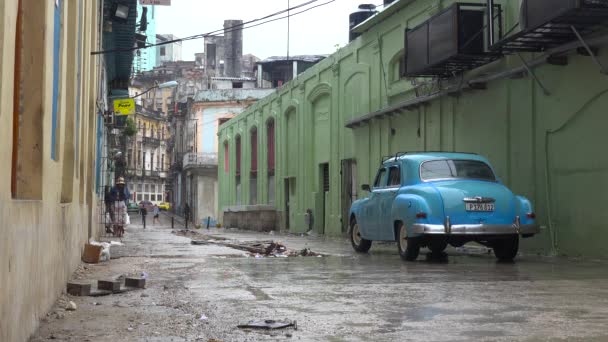 Lidé Chodí Starém Městě Havana Kuba Dešti Klasickým Starým Autem — Stock video