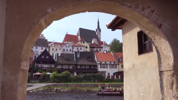 Scène Riveraine Avec Radeau Passant Cesk Krumlov Charmant Petit Village — Video