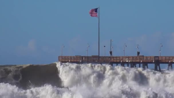 非常に大きな嵐のイベントの間にカリフォルニアビーチで巨大な波がクラッシュします — ストック動画