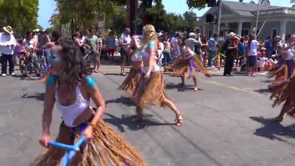 カリフォルニア州サンタバーバラのストリートフェスティバル中に路上でヒッピーダンス — ストック動画