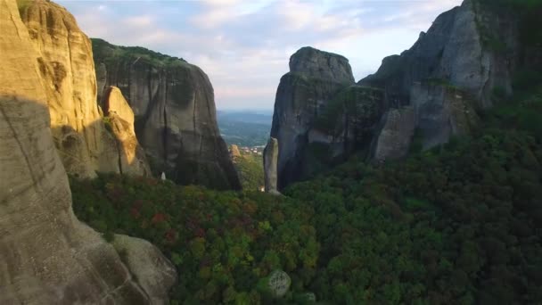 Tırmanışçılar Yunanistan Meteora Kentinde Dik Bir Tepe Kulesine Tırmanırken Hava — Stok video