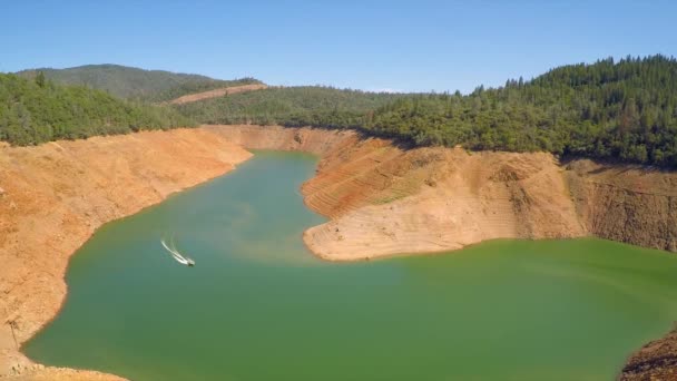 極端な干ばつの間 カリフォルニア州の非常に低いオロヴィル湖の上空の眺め — ストック動画