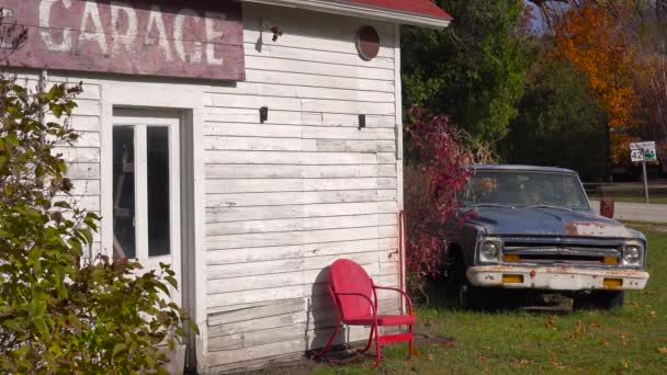 Atractivo Garaje Envejecido Largo Una Carretera Rural América Con Una — Vídeos de Stock