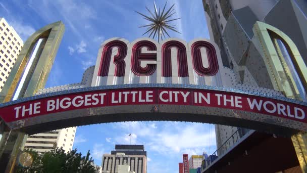 Reno Nevada Kemerli Kapı Dünyanın Büyük Küçük Şehrine Gelen Ziyaretçileri — Stok video