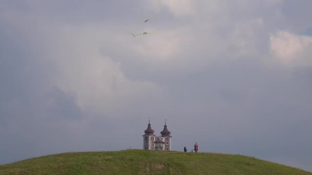 家族はスロバキア東ヨーロッパの背景に神秘的な城を持つ山の上に凧を飛ぶ — ストック動画