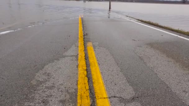 2016年にミズーリ州で激しい嵐の間に道路を洗う洪水の傾き — ストック動画