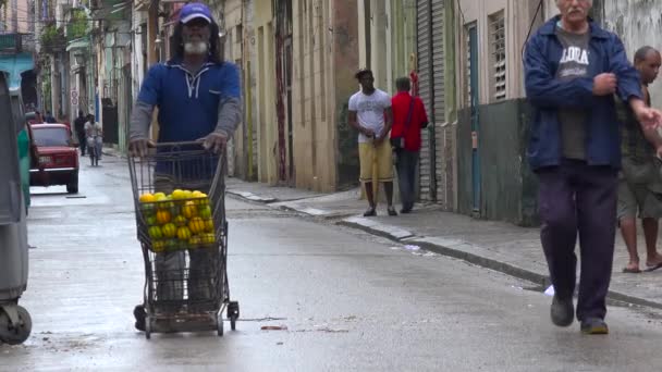Seorang Pedagang Jalanan Menggerakkan Barang Barangnya Menyusuri Jalan Kota Tua — Stok Video