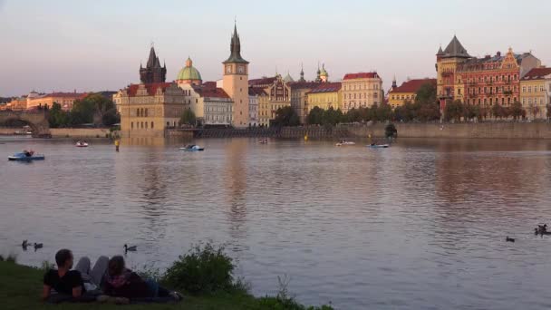 Barco Com Tema Automóvel Move Rio Vltava Praga República Tcheca — Vídeo de Stock