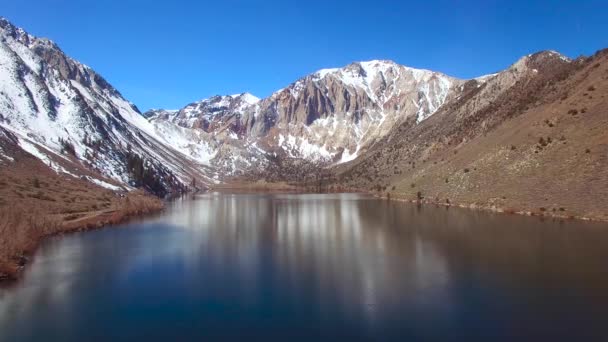 Antena Nad Górami Sierra Nevada Odsłania Atrakcyjne Jezioro — Wideo stockowe