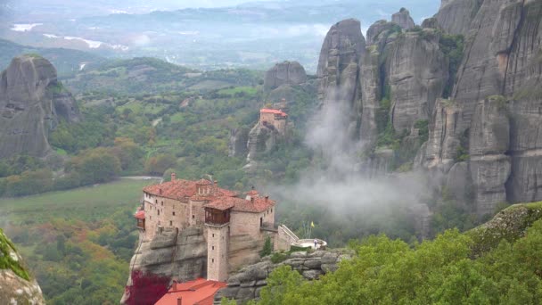아침이 그리스의 메테오라에 아름다운 수도원 주위로 안개가 오릅니다 — 비디오