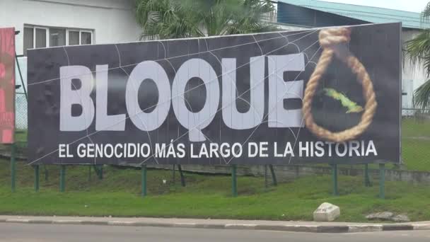 ハバナの看板は キューバへの米国の経済封鎖の悪影響を宣言しています — ストック動画