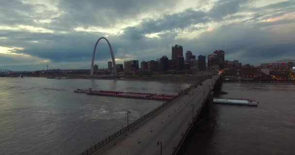 Bela Antena Sobre Uma Barcaça Rio Mississippi Ponte Com Fundo — Vídeo de Stock