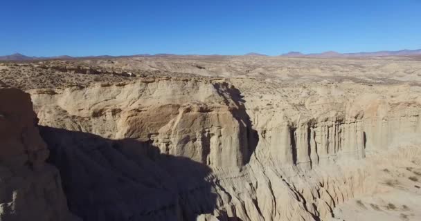 在遥远的加利福尼亚或内华达州莫哈韦沙漠美丽的干燥悬崖上的空中 — 图库视频影像