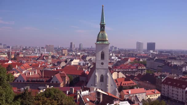 Piękny Widok Centrum Bratysławy Słowacja Kościoła Pierwszym Planie — Wideo stockowe