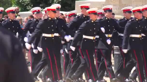 Britští Veteráni Pochodují Slavnostním Průvodu Náměstí Londýně Anglii — Stock video