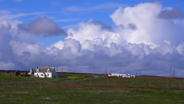 Tras Pequeño Pueblo Escocés Cerca John Groats Forman Hermosas Nubes — Vídeo de stock