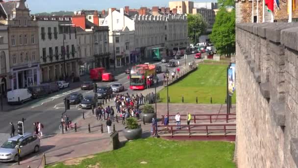 Huvudgata Genom Cardiff Wales Sett Utifrån Cardiff Slott — Stockvideo