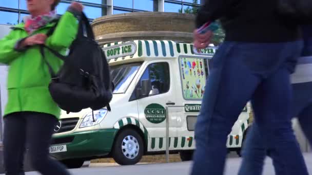 Náklaďák Zmrzlinou Ulicích Londýna Anglie — Stock video