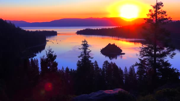 Vacker Soluppgång Etablerar Skott Emerald Bay Vid Lake Tahoe — Stockvideo