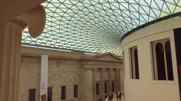 在英国伦敦大英博物馆的内部庭院里 游客们在散步 — 图库视频影像