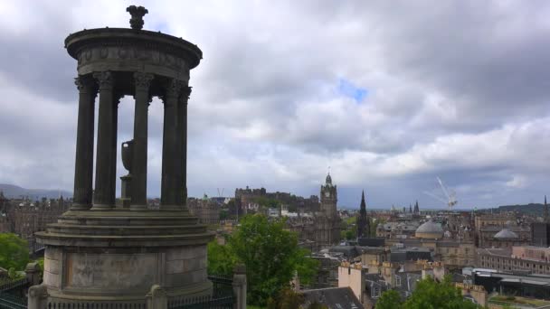 Piękne Przemijające Zdjęcie Chmur Nad Panoramą Edynburga Szkocji — Wideo stockowe