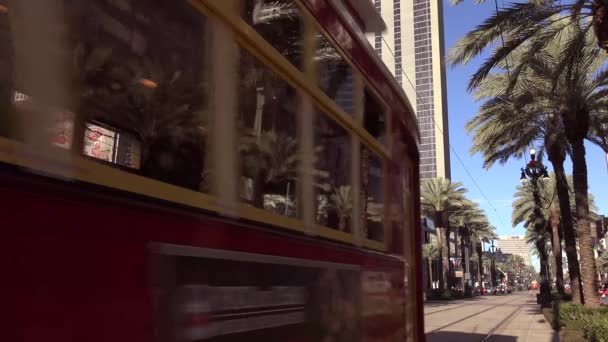 Kırmızı Bir New Orleans Tramvayı Şehir Merkezinden Geçiyor — Stok video