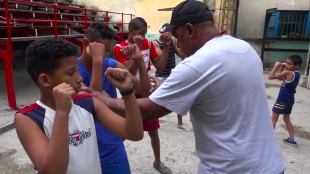 一名退役拳击手在古巴哈瓦那古城给男孩授课 — 图库视频影像