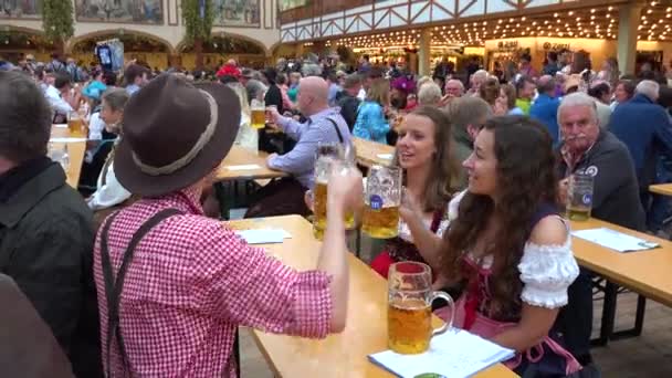 Auf Dem Oktoberfest Wird Mit Großen Bierkrügen Angestoßen — Stockvideo