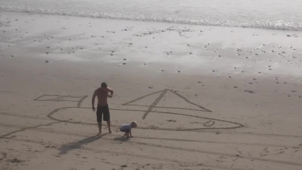 Bir Baba Çocuklar Kumsalda Bir Yelkenli Çiziyor — Stok video