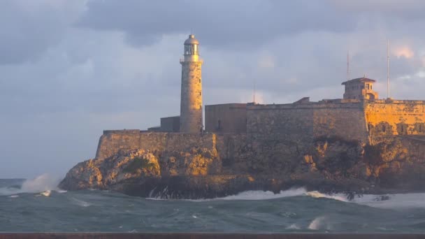 Castelo Morro Forte Havana Cuba Com Grandes Ondas Primeiro Plano — Vídeo de Stock