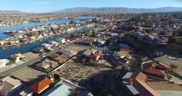 Luftaufnahme Eines Vorortviertels Der Wüste Mit Einem Künstlichen See Der — Stockvideo