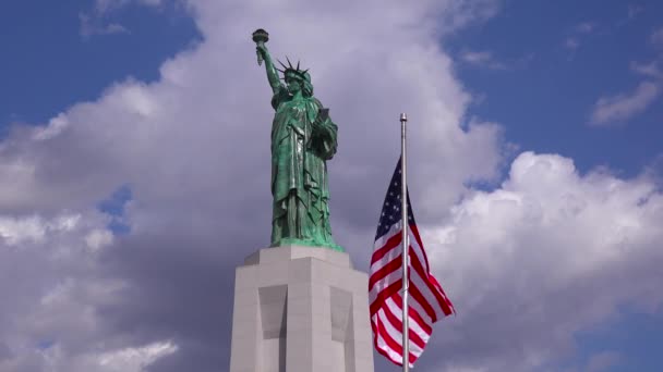 Colpo Patriottico Della Statua Della Libertà Contro Cielo Nuvoloso — Video Stock