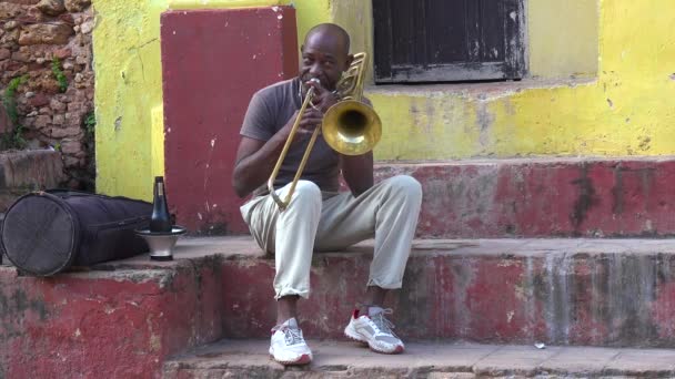 Muž Hraje Trombón Ulicích Havany Kubě — Stock video