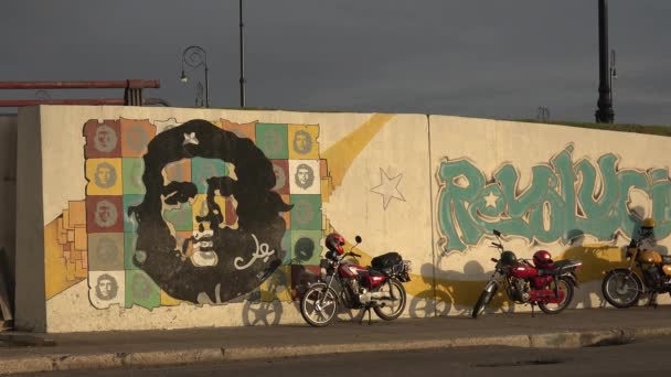 Car Drives Road Building Decorated Che Revolutionary Painting Communist Cuba — Stock Video