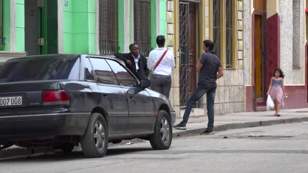 Uma Menina Caminha Pelas Ruas Havana Cuba — Vídeo de Stock