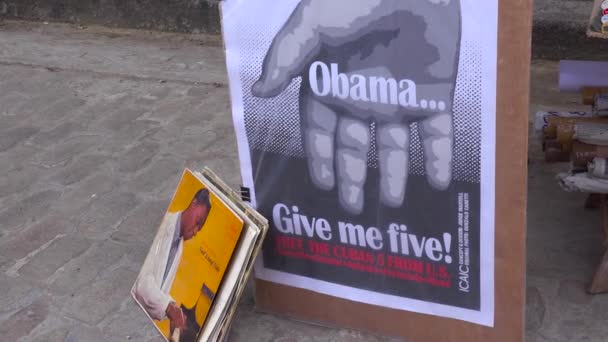 Продавці Вулицях Гавани Куба Продають Старі Книги Пропаганди Плакати Один — стокове відео