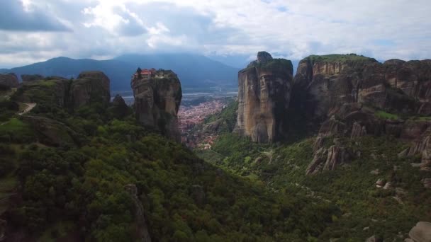 그리스의 메테오라에 바위들 수도원들 아름답게 펼쳐진 — 비디오